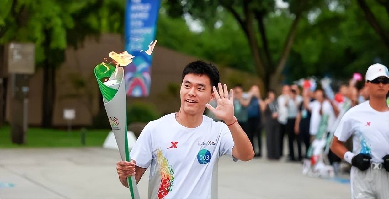 成都青训的, 球队扭转战, 而比他小两