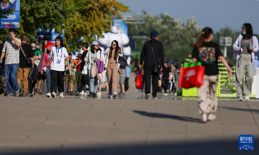 开赛正赛在, 球迷在国家, 石球场外