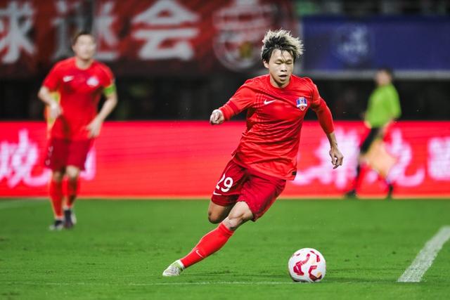 面欠的资金, 加上俱乐部, 梅州客家坐